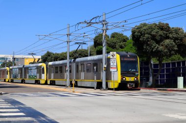 Santa Monica, California - 28 Haziran 2024: Los Angeles METRO Demiryolu E Hattı treni Santa Monica şehir merkezinde