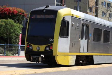 Santa Monica, California - 28 Haziran 2024: Los Angeles METRO Demiryolu E Hattı treni Santa Monica şehir merkezinde