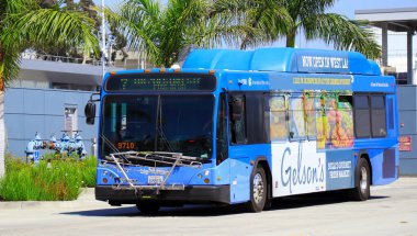 Santa Monica, California - 28 Haziran 2024: Büyük Mavi Otobüs, Santa Monica şehri ve Los Angeles eyaletinin batı yakası için kamu otobüsü