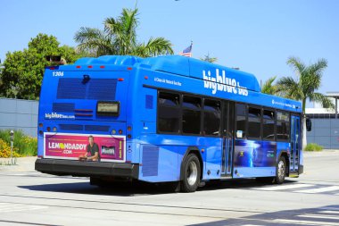 Santa Monica, California - 28 Haziran 2024: Büyük Mavi Otobüs, Santa Monica şehri ve Los Angeles eyaletinin batı yakası için kamu otobüsü