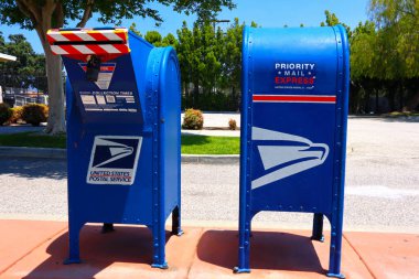 Duarte, LA County, California - 19 Mayıs 2024: ABD Posta Servisi, Posta Toplama Kutuları