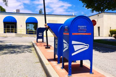 Duarte, LA County, California - 19 Mayıs 2024: ABD Posta Servisi, Posta Toplama Kutuları