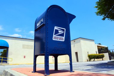 Duarte, LA County, California - 19 Mayıs 2024: ABD Posta Servisi, Posta Toplama Kutuları