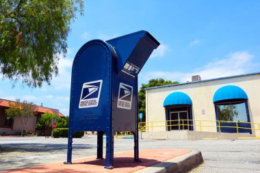 Duarte, LA County, California - 19 Mayıs 2024: ABD Posta Servisi, Posta Toplama Kutuları