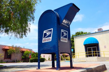 Duarte, LA County, California - 19 Mayıs 2024: ABD Posta Servisi, Posta Toplama Kutuları