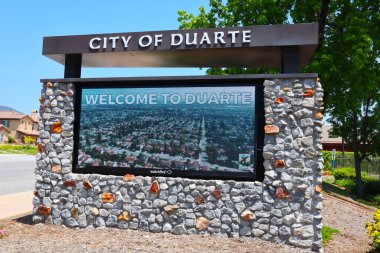 Duarte, LA County, California - 19 Mayıs 2024: Duarte, Kaliforniya 'nın girişindeki hoş geldin paneli