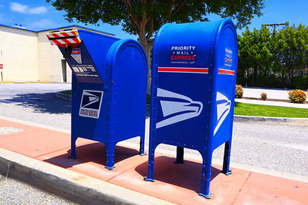 Дюссельдорф, округ Лос-Анджелес, Калифорния - 19 мая 2024 года: почтовая служба США USPS, почтовые ящики