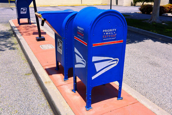 Дюссельдорф, округ Лос-Анджелес, Калифорния - 19 мая 2024 года: почтовая служба США USPS, почтовые ящики