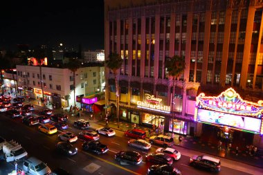 Hollywood, Los Angeles, Kaliforniya - 22 Temmuz 2024: The El Capitan Theatre and Disney Studio Store ve Ghirardelli Soda Fountain By Night