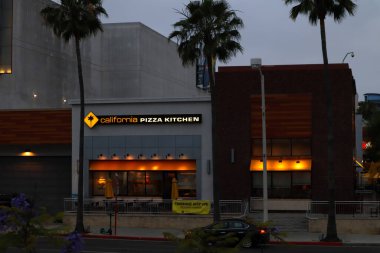 Long Beach, California - 11 Haziran 2024: Kaliforniya Pizza Mutfağı, Kaliforniya usulü pizza yapan ve BBQ Tavuk Pizzası 'nı popülerleştiren bir Amerikan restoran zinciri.