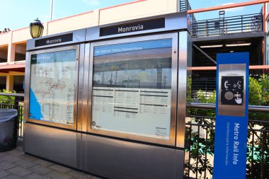 Monrovia, LA County, California - 19 Mayıs 2024: Monrovia Metro Tren İstasyonu 'ndaki Los Angeles Metro Demiryolu Bilgi Paneli