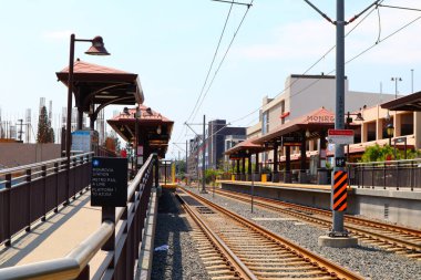Monrovia, LA County, California - 19 Mayıs 2024: Monrovia Metro Tren İstasyonu A Hattı 