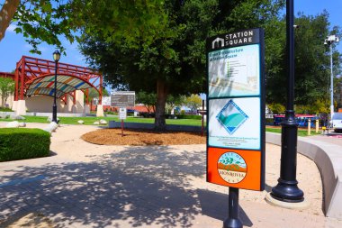 Monrovia, LA County, California - 19 Mayıs 2024: Monrovia City of Monrovia Station Square Park 1629 S Myrtle Bulvarı Monrovia