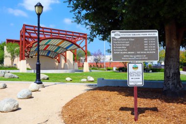 Monrovia, LA County, California - 19 Mayıs 2024: Monrovia City of Monrovia Station Square Park 1629 S Myrtle Bulvarı Monrovia