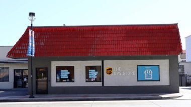 Burbank, LA County, California - 18 Haziran 2024: The UPS Store, United Parcel Service