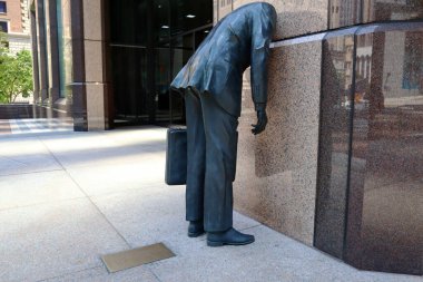 Burbank, LA County, California - 28 Mayıs 2024: Kurumsal Heykel. Terry Allen tarafından 1990 'da yapılmış gerçek boyutta bronz heykel, 725 S Figueroa St, Los Angeles, Kaliforniya' da yer almaktadır.