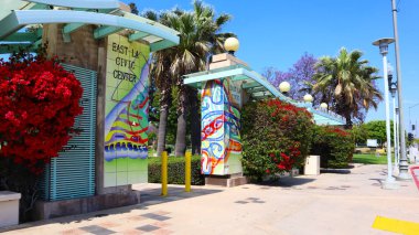 Burbank, LA County, California - 28 Mayıs 2024: Dionicio Morales Transit Plaza 3. Cadde ve Laverne Bulvarı, Doğu Los Angeles, Kaliforniya