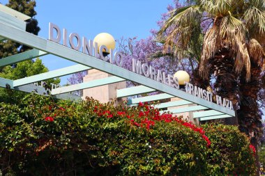 Burbank, LA County, California - 28 Mayıs 2024: Dionicio Morales Transit Plaza 3. Cadde ve Laverne Bulvarı, Doğu Los Angeles, Kaliforniya