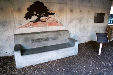 Thousand Oaks, Ventura County, Kaliforniya - 24 Haziran 2024: Thousand Oaks Şehir Sanatları Plazasında Yaşayan Zaman Kapsülü