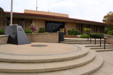 Glendora, Los Angeles County, Kaliforniya - 18 Mayıs 2024 Glendora Polisi, Glendora Bulvarı, 150 numarada.