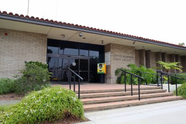 Glendora, Los Angeles County, Kaliforniya - 18 Mayıs 2024 Glendora Polisi, Glendora Bulvarı, 150 numarada.