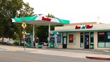 Sierra Madre, LA County, California 9 Haziran 2024: Sinclair Benzin İstasyonu, sahibi HF Sinclair Şirketi