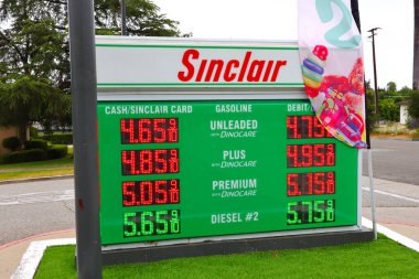 Sierra Madre, LA County, California 9 Haziran 2024: Sinclair Benzin İstasyonu, sahibi HF Sinclair Şirketi