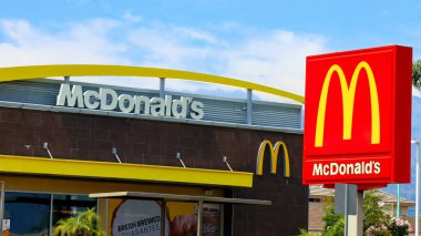 Temple City, LA County, California - 9 Haziran 2024 McDonald 's fast food restoranı. McDonald 's hamburger, çizburger, patates kızartması, tavuk ürünleri, ambalajlar, milkshake, kahvaltı malzemeleri servis eder.