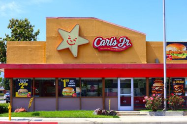 Temple City, LA County, California - 9 Haziran 2024: Carl 's Jr., Kömürleşmiş Burgerler, Amerikan Fast Food Restoranı