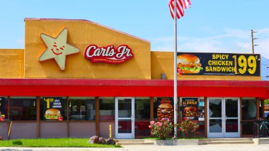 Temple City, LA County, California - 9 Haziran 2024: Carl 's Jr., Kömürleşmiş Burgerler, Amerikan Fast Food Restoranı