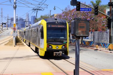 Los Angeles, Kaliforniya - 28 Haziran 2024 Los Angeles METRO Demiryolu treni Los Angeles şehir merkezinde. LA METRO Los Angeles Eyaleti 'nin toplu taşımacılığıdır.