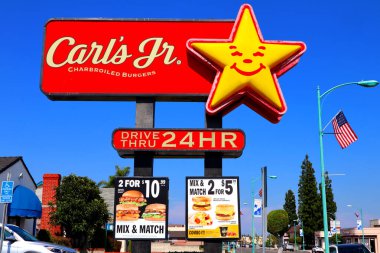 Temple City, LA County, California - 9 Haziran 2024: Carl 's Jr., Kömürleşmiş Burgerler, Amerikan Fast Food Restoranı