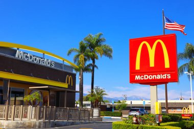 Temple City, LA County, California - 9 Haziran 2024 McDonald 's fast food restoranı. McDonald 's hamburger, çizburger, patates kızartması, tavuk ürünleri, ambalajlar, milkshake, kahvaltı malzemeleri servis eder.