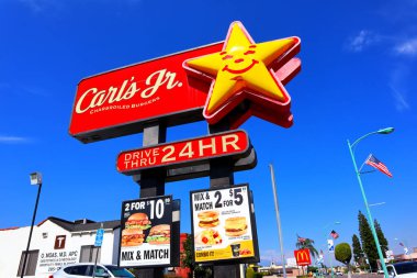 Temple City, LA County, California - 9 Haziran 2024: Carl 's Jr., Kömürleşmiş Burgerler, Amerikan Fast Food Restoranı
