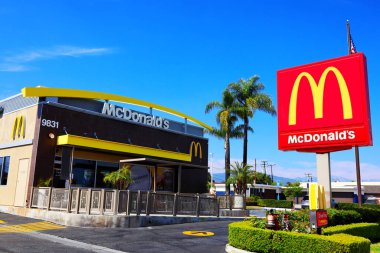 Temple City, LA County, California - 9 Haziran 2024 McDonald 's fast food restoranı. McDonald 's hamburger, çizburger, patates kızartması, tavuk ürünleri, ambalajlar, milkshake, kahvaltı malzemeleri servis eder.