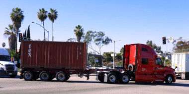 Los Angeles, Kaliforniya - 13 Ocak 2025: TEX konteynırı taşıyan yük kamyonu San Pedro 'daki Los Angeles Limanı' na doğru yol alıyor