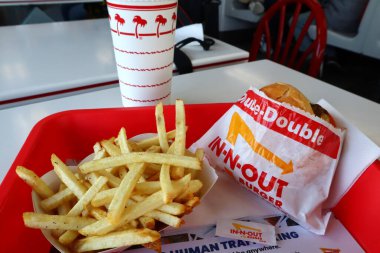 Los Angeles, Kaliforniya - 19 Ocak 2025: In-N-Out Burger Fast-Food Restaurant 'ta Çift Katlı Burger