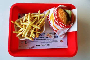 Los Angeles, Kaliforniya - 19 Ocak 2025: In-N-Out Burger Fast-Food Restaurant 'ta Çift Katlı Burger