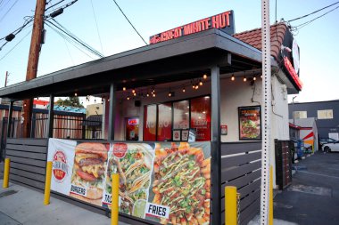 Kuzey Hollywood, California - 23 Ocak 2025: The Great White Hut, Historic Burger Restaurant 1947 'den beri 5342 Vineland Bulvarı, Kuzey Hollywood, Kaliforniya
