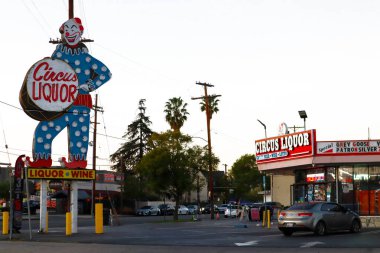 Kuzey Hollywood, California - 23 Ocak 2025: Circus Likör Mağazası, Vineland Bulvarı, Kuzey Hollywood, Ünlü Film Çekim Yeri