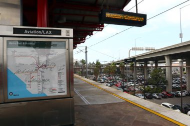 Los Angeles, Kaliforniya 19 Ocak 2025 Los Angeles Metro Demiryolu Bilgi Paneli Havacılık-LAX Metro Tren İstasyonu