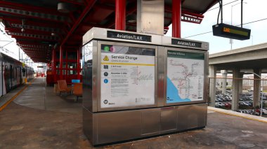 Los Angeles, Kaliforniya 19 Ocak 2025 Los Angeles Metro Demiryolu Bilgi Paneli Havacılık-LAX Metro Tren İstasyonu