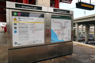 Los Angeles, Kaliforniya 19 Ocak 2025 Los Angeles Metro Demiryolu Bilgi Paneli Havacılık-LAX Metro Tren İstasyonu