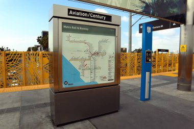 Los Angeles, Kaliforniya - 19 Ocak 2025 Los Angeles Metro Demiryolu Bilgi Paneli Havacılık-Yüzyıl Metro Tren İstasyonu C ve K Hattı