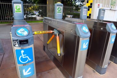 Los Angeles, Kaliforniya - 19 Ocak 2025 Los Angeles Metro İstasyonu 'nda TAP Kart Erişimi