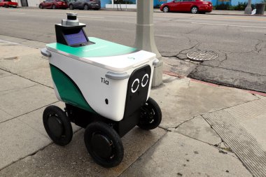 La Verne, LA County, California - 2 Şubat 2025: Robotik Teslimat Hizmetleri. Müşteriye Yemek Teslimatı
