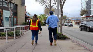 La Verne, LA County, California - 6 Şubat 2025: Los Angeles, Kaliforniya 'da Yürüyen SoCalGas Çalışanları