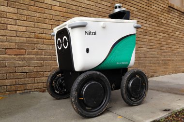 La Verne, LA County, California - 2 Şubat 2025: Robotik Teslimat Hizmetleri. Müşteriye Yemek Teslimatı