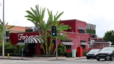 Los Angeles, Kaliforniya - 6 Şubat 2025: Formosa Cafe, 1904 'ten kalma tarihi kırmızı tramvay içindeki ünlü restoran ve bar, 7156 Santa Monica Bulvarı, Batı Hollywood, California