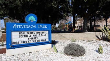 Carson, Kaliforniya 11 Şubat 2025: Stevenson Park ve Toplum Merkezi, Toplum Merkezi Binası ve Eğlence Alanı